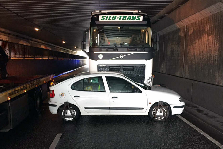 Die 79-Jährige übersah den Lkw, der neben ihr fuhr.