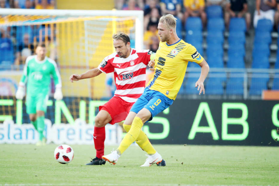 FSV-Kapitän Toni Wachsmuth im Zweikampf mit dem Braunschweiger Philipp Hofmann.