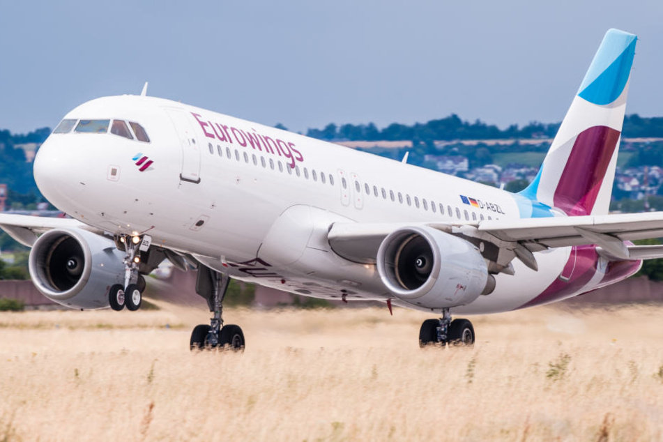 Ein Flugzeug vom Typ Airbus A320 der deutschen Fluggesellschaft Eurowings startet vom Flughafen in Stuttgart. (Symbolbild)