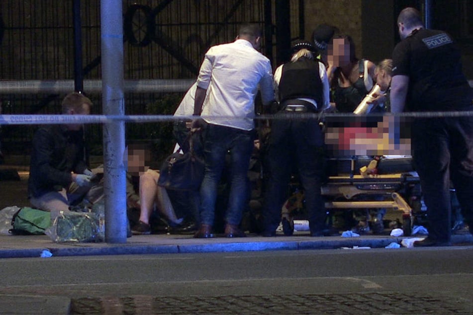 Verletzte werden von den Einsatzkräften behandelt.