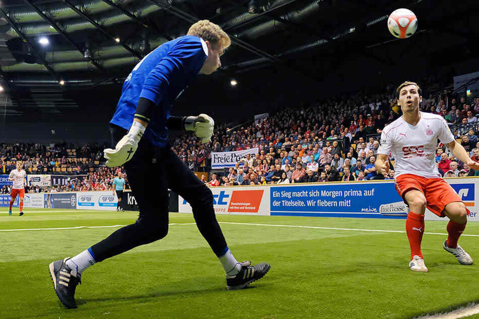 Sinan Tekerci (r.) beim ZEV-Hallenmasters gegen Plauens Keeper Marian Unger.