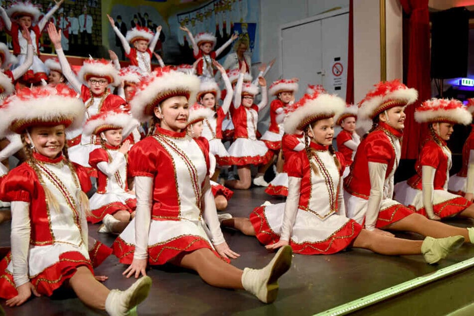 Die Tanzmariechen bei einem Auftritt im Kinderfasching. Die Mädchen aus der norddeutschen Karnevalshochburg Marne haben während des Karnevals im Norden jährlich etwa zehn Auftritte.