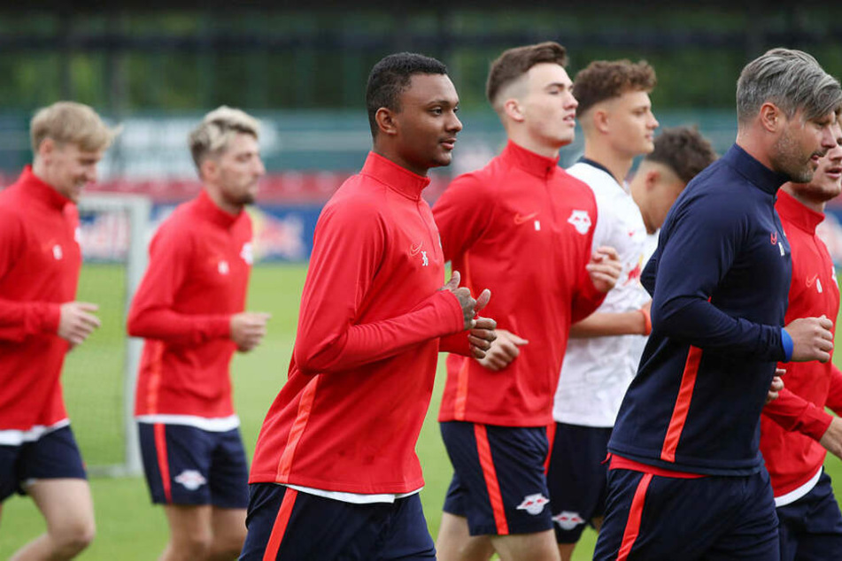Der einzige neue Spieler auf dem Trainingsplatz am Cottaweg war der Brasilianer Luan Candido (18, vorn Mitte). Der zweite Neuzugang Hannes Wolf laboriert noch an einem Knöchelbruch.