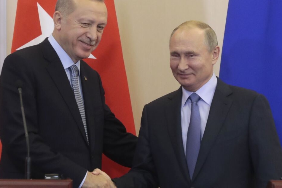 Wladimir Putin (r), Präsident von Russland, und Recep Tayyip Erdogan, Staatspräsident der Türkei, geben sich nach einer gemeinsamen Pressekonferenz die Hand. (Archivbild)