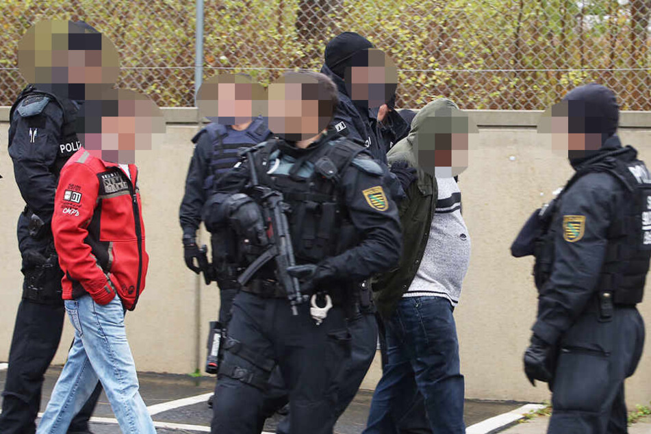 Der Mann wurde von den Rettungskräften zum Aufgeben bewegt und in ein Fachkrankenhaus eingewiesen.