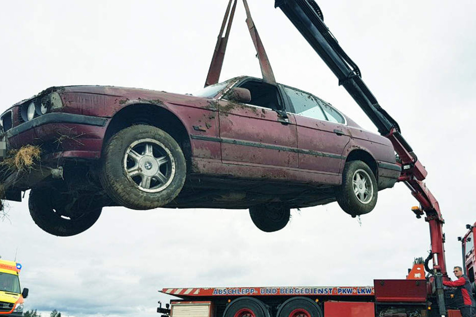Das Auto musste per Kran aus dem Feld geborgen werden.