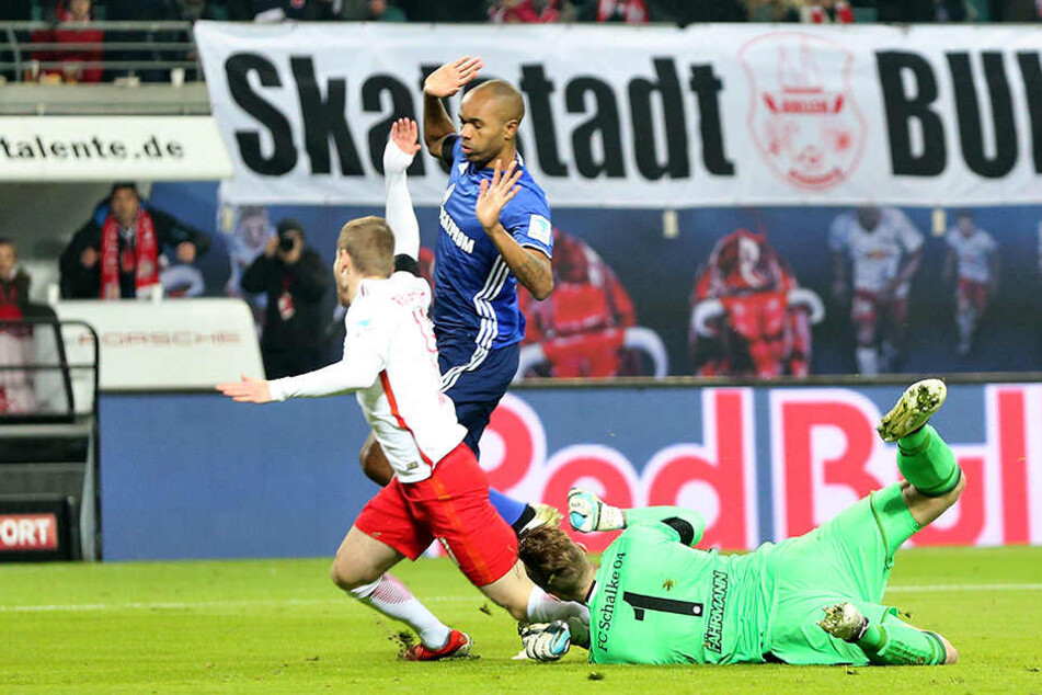 Richtungsweisende (Fehl-)Entscheidung: Timo Werner lässt sich fallen, Fährmann zieht sogar die Arme zurück. Es gab dennoch Elfmeter, Werner verwandelte zum 1:0.