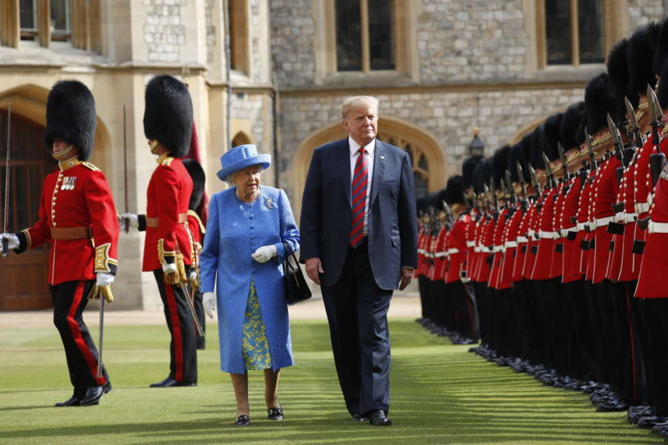 Donald Trump und die britische Königin Elizabeth II schreiten 2018 die Ehrengarde ab.