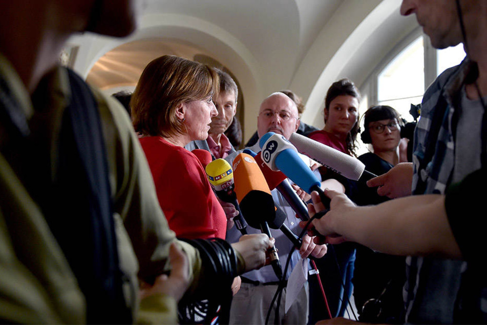 Gerichtssprecherin Annette Gabriel informiert im Kammergericht in Berlin-Schöneberg über das Urteil im juristischen Streit.