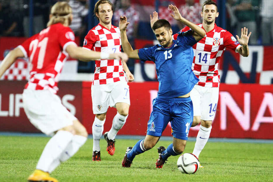 Nazarov im Trikot von Aserbaidschan umringt von drei Kroaten: Luca Modric, Ivan Rakitic und Marcelo Brozovic.