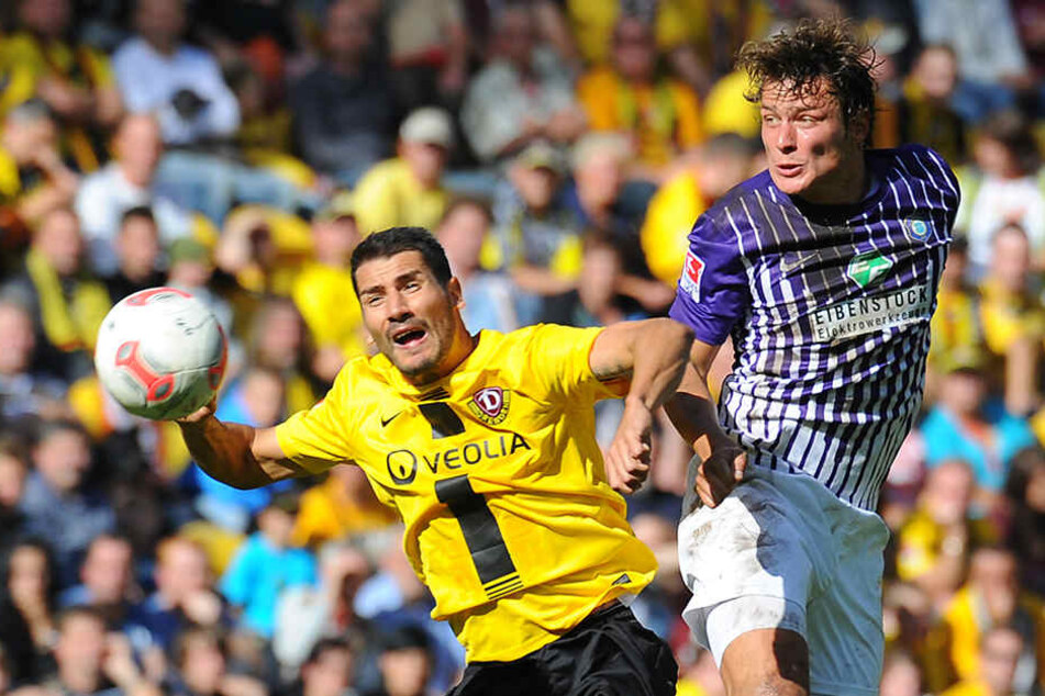 In Dresden begann für Marc Hensel (r./gegen Cristian Fiel) die Karriere, er bestritt zwei Zweitliga-Spiele. Für Aue lief er im Unterhaus 92 Mal auf. Die Szene entstammt dem Jahr 2012.