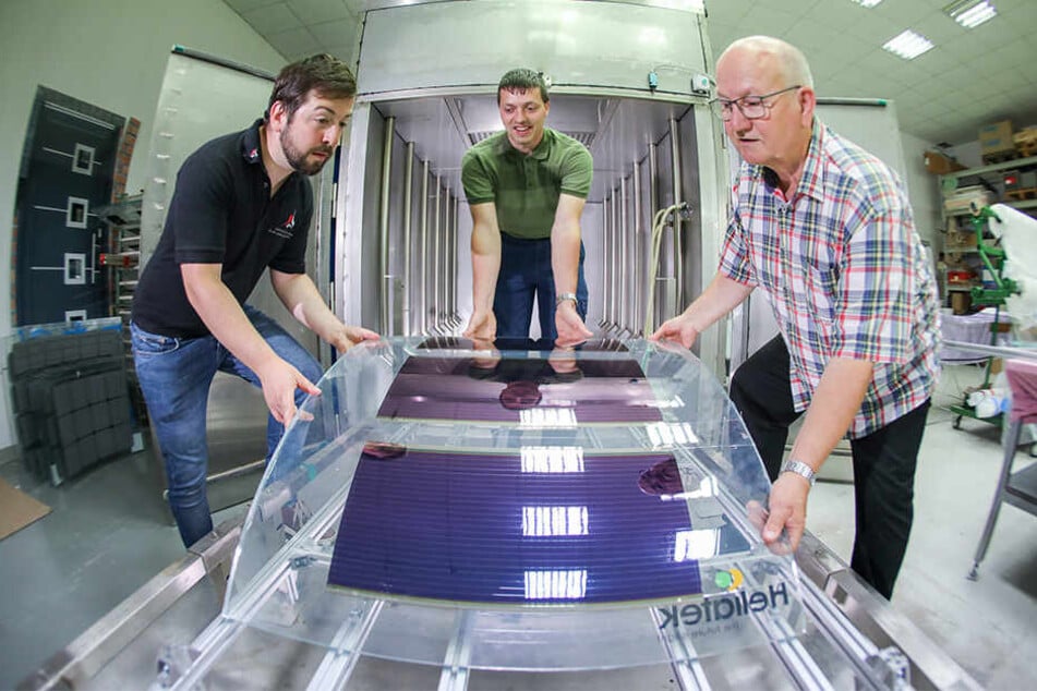 Gaaanz vorsichtig! Chef Dieter Pfaltz, (68, r.) holt mit den TU-Ingenieuren Stephan Dunkel (l.) und Martin Groß frischgebackenes Verbundsolarglas aus dem Laminierungsofen.