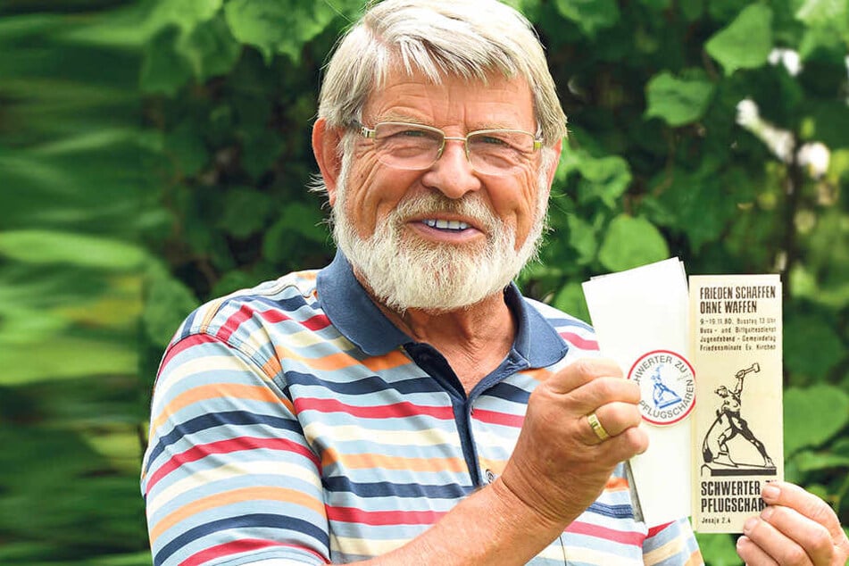 Harald Bretschneider
mit zwei Originalen:
Rechts
das allererste
Lesezeichen von
1980, links der
runde Aufnäher
von 1982/83.
Jede Version wurde
in einer Auflage
von 100.000 Stück
gedruckt.