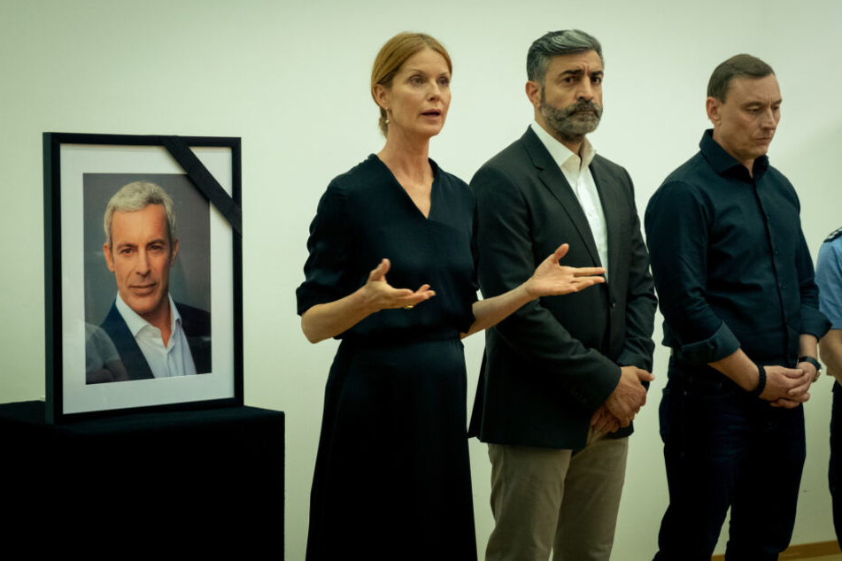 Große Trauer bei Julia Salomon (Esther Schweins, l.), Sami Malouf (Neil Malik Abullah) und Michael Kelting (Werner Daehn, r.). Sie teilen mit, dass Dozent Daniel Goldenbogen (Gedeon Burkhard, l.) ermordet wurde.