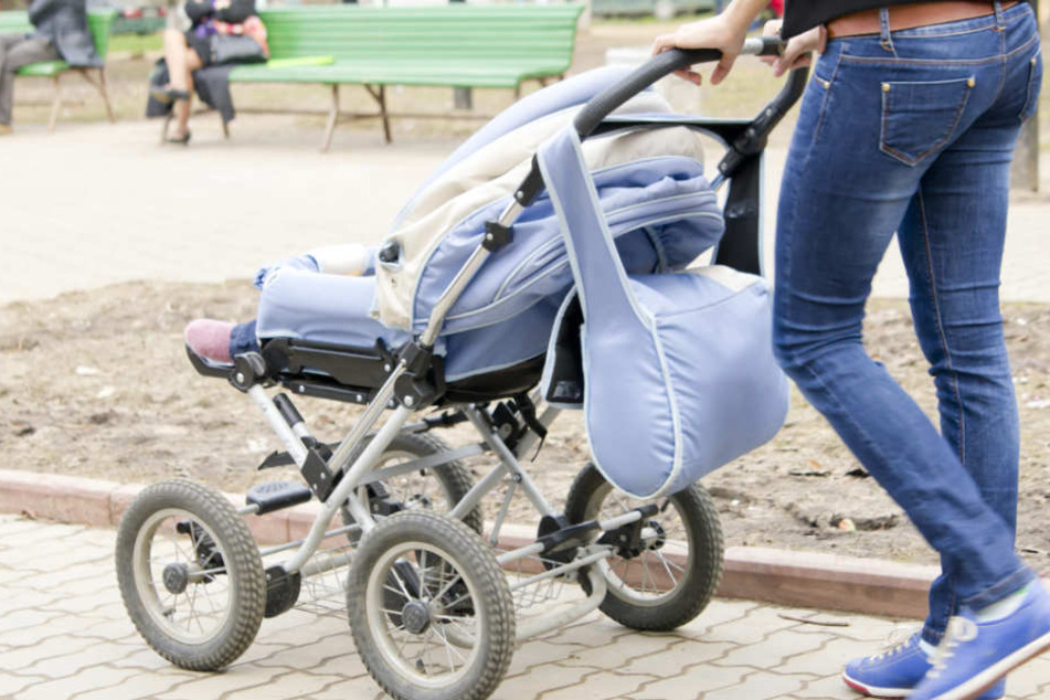 Das Baby lag in dem Kinderwagen, als das Auto angefahren kam. (Symbolbild)