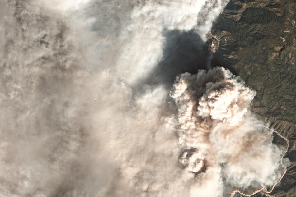 Ein Satellitenfoto zeigt das "Camp"-Feuer im Norden des US-Bundesstaats Kalifornien.