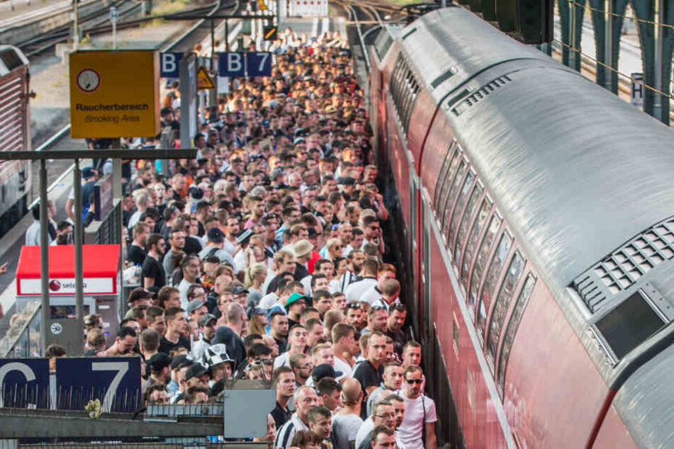 400 Fußballfans und noch dazu Junggesellenabschiede: Das war der Frau zu viel. (Symbolbild)