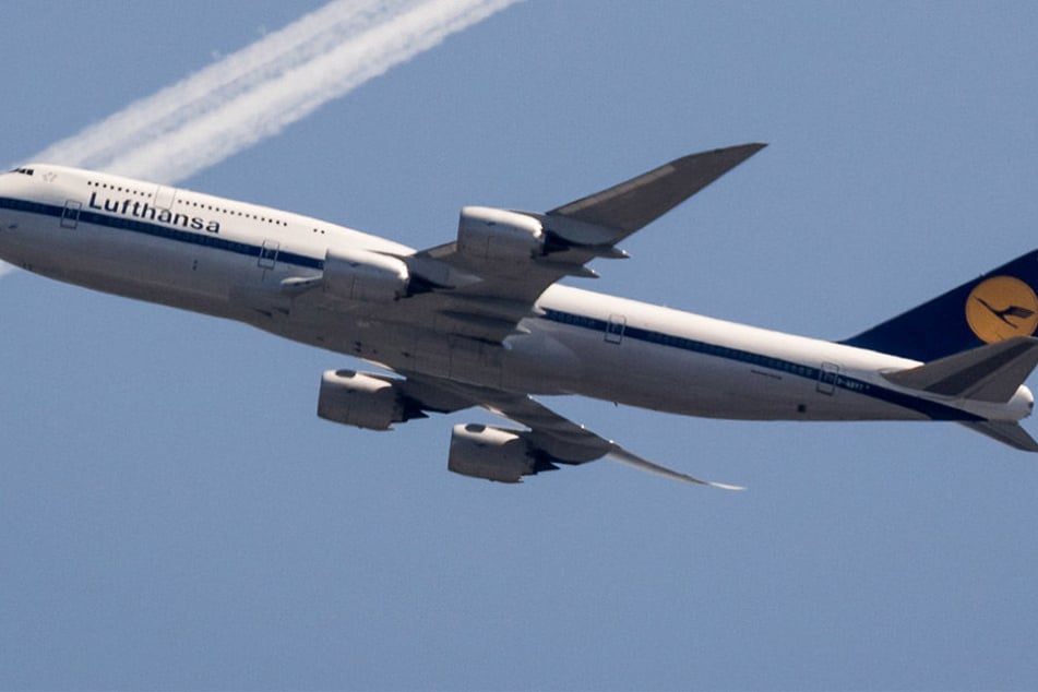Ein Passagier wurde von der Lufthansa-Crew wegen seines Verhaltens aus dem Flugzeug geworfen.