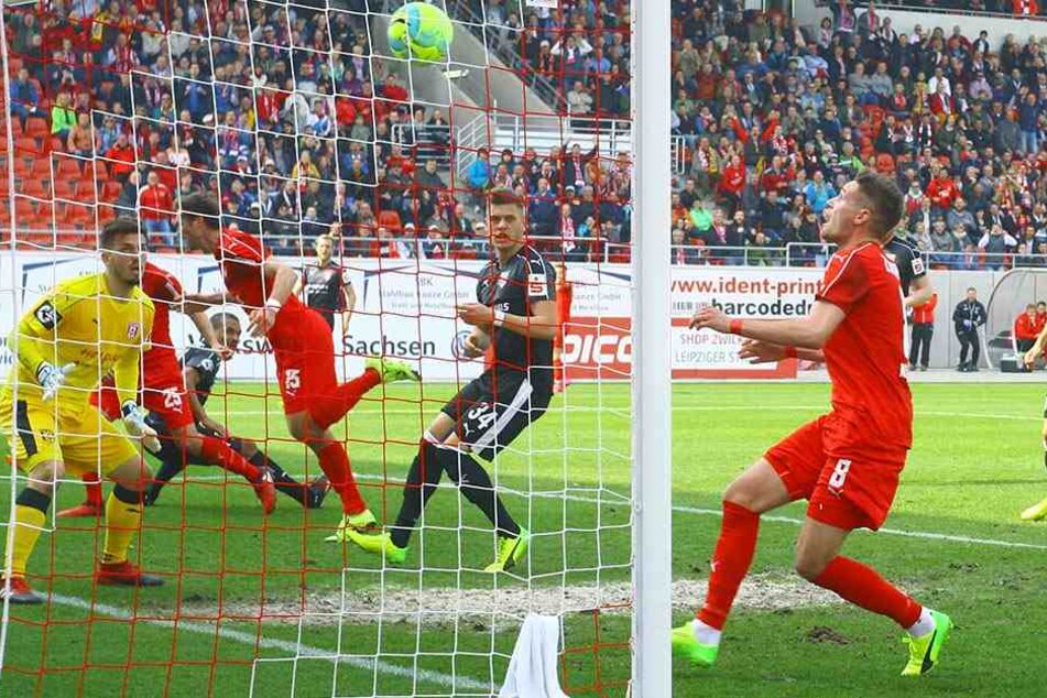 Mit diesem Treffer leitete Jonas Nietfeld (vorn) den FSV-Sieg gegen Halle ein.