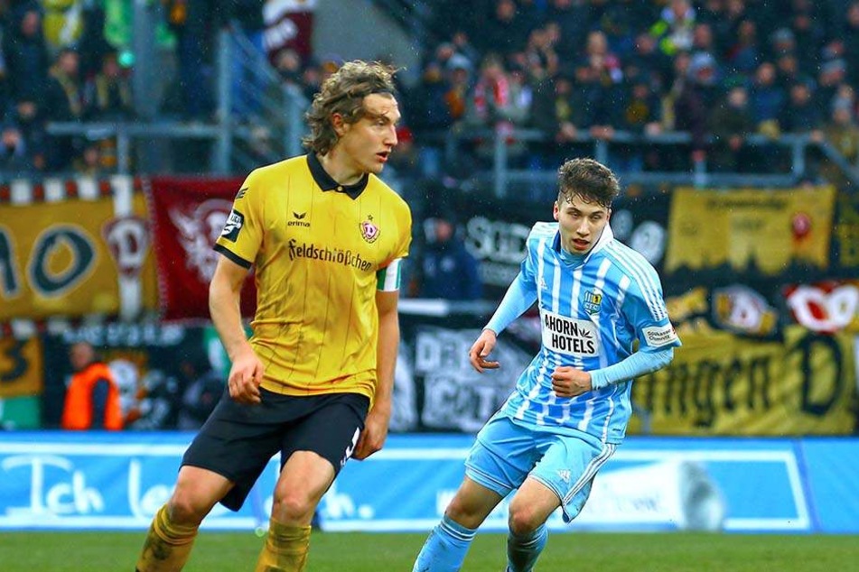 Am 20. Februar gegen Dynamo Dresden feierte Tom Baumgart (r.) sein Drittligadebüt. Hier
versucht er, Michael Hefele den Ball abzujagen.
