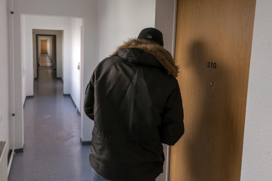 Herr Knechtel, der unmittelbare Nachbar der Terrorwohnung, muss die
Geschehnisse erst einmal verarbeiten.