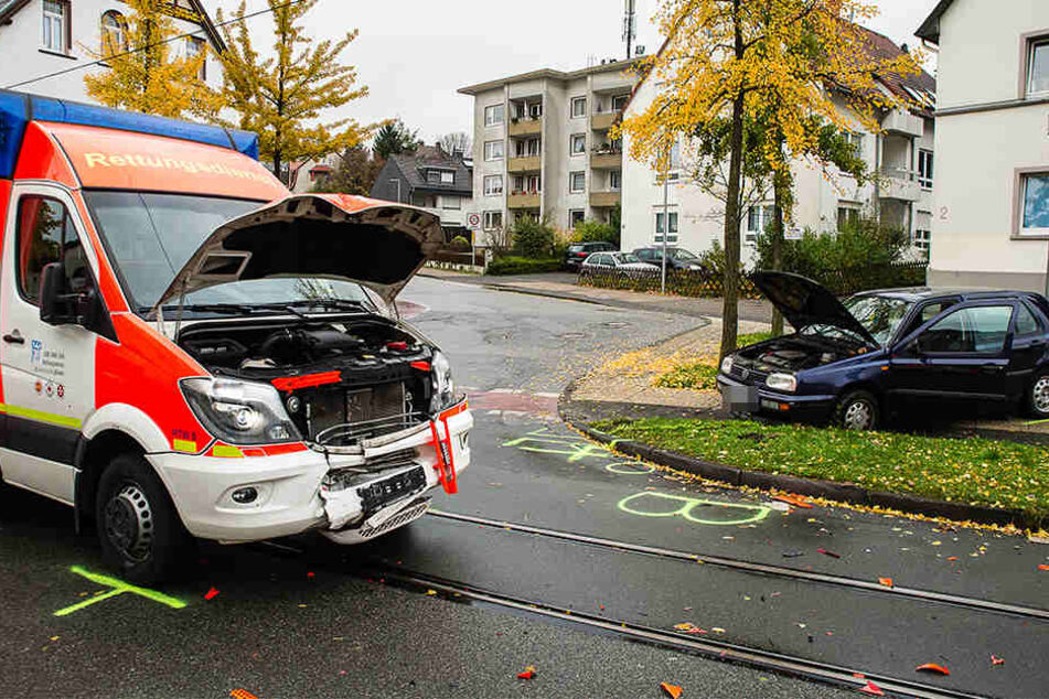 Der VW Golf krachte frontal gegen den Rettungswagen.