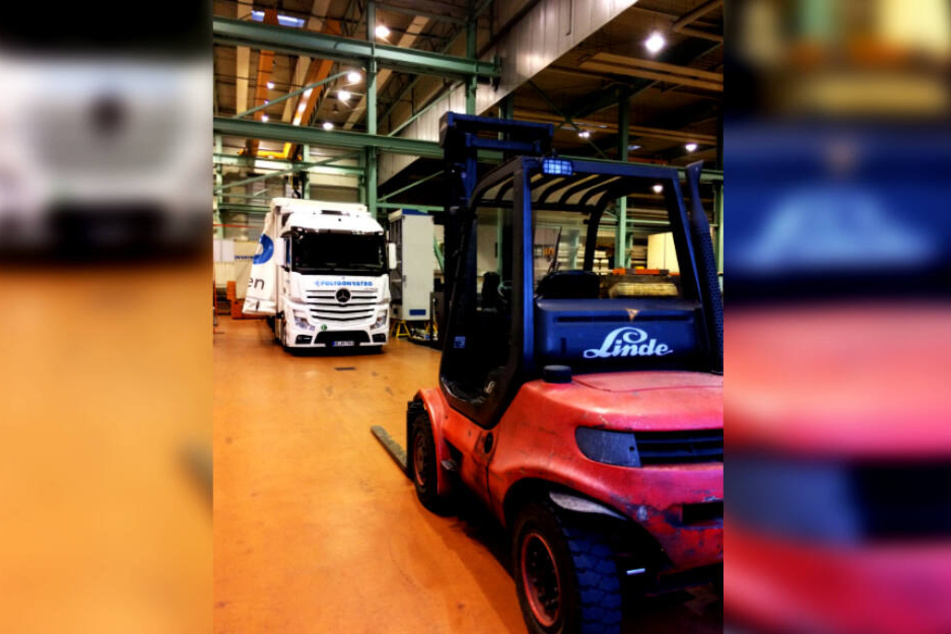 Was für ein Bild! Der weiße LKW soll einen Messtisch aus Stein in eine westdeutsche Filiale der Union bringen. Die Mitarbeiter blockieren ihn mit einem Stapler.