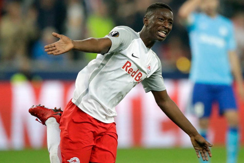 Der 20-Jährige hat einen Vertrag bis 2022 bei RB Salzburg unterschrieben.