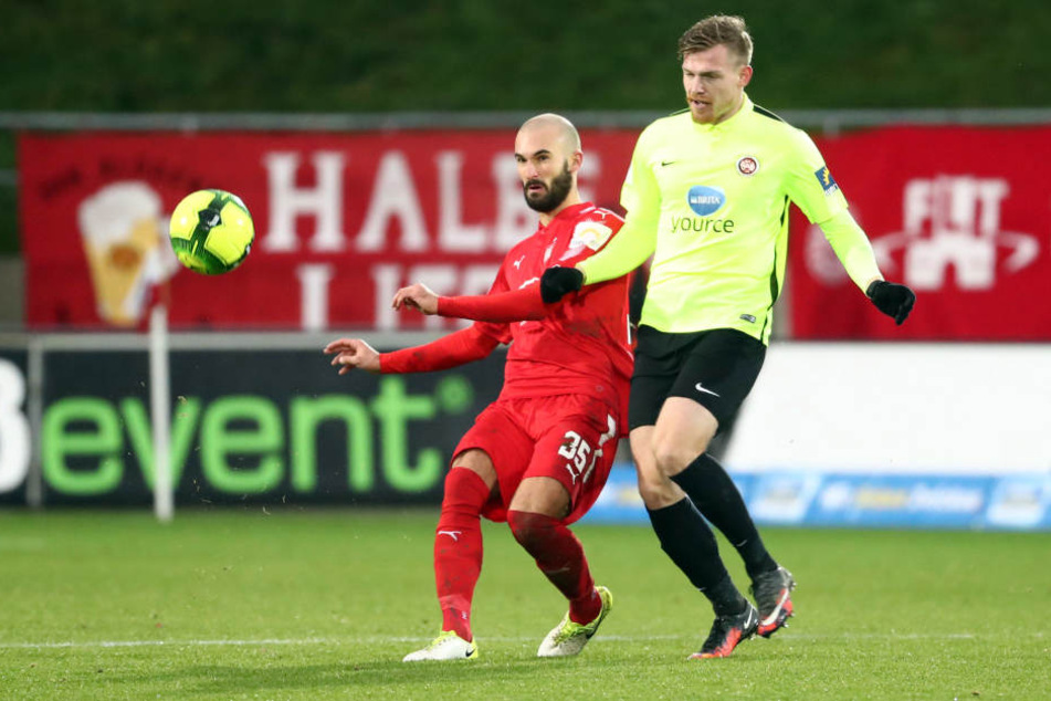 Zwickaus Nico Antonitsch (l.) ist vor Wiesbadens Torschützen Patrick Breitkreuz am Ball. Das war im Spiel nicht immer so.