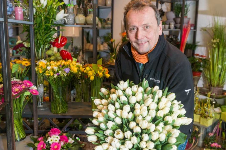 Ganz in Weiß mit wenigen blauen Akzenten wird Floristikmeister Henrik Laubner
(52) am Freitag die Semperoper aufblühen lassen.