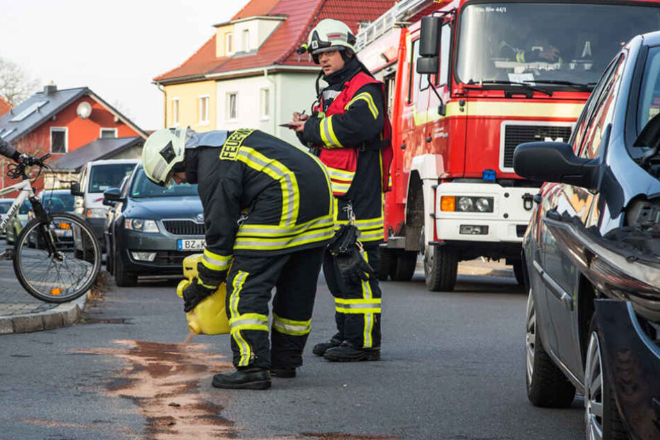 Bei dem Kreuzungscrash traten aus mind. einem Wagen Treibstoffe aus.