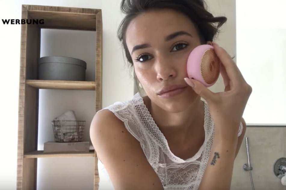 Statt der angegebenen Morgenroutine, machte Hanna in ihrem letzten Video Werbung für eine teure Maske.