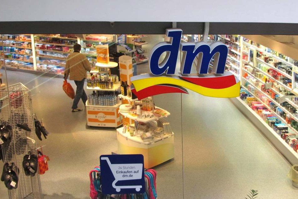 dm genießt einen sehr guten Ruf, stand zuletzt wegen angeblicher Schnäppchenkäufe bei der Konkurrenz in der Kritik.