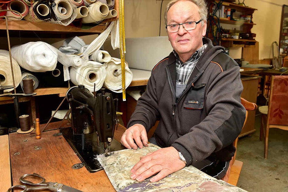 Seine Bezugsstoffe näht Meister Züfle auf einer hundert Jahre alten Singer-Nähmaschine.