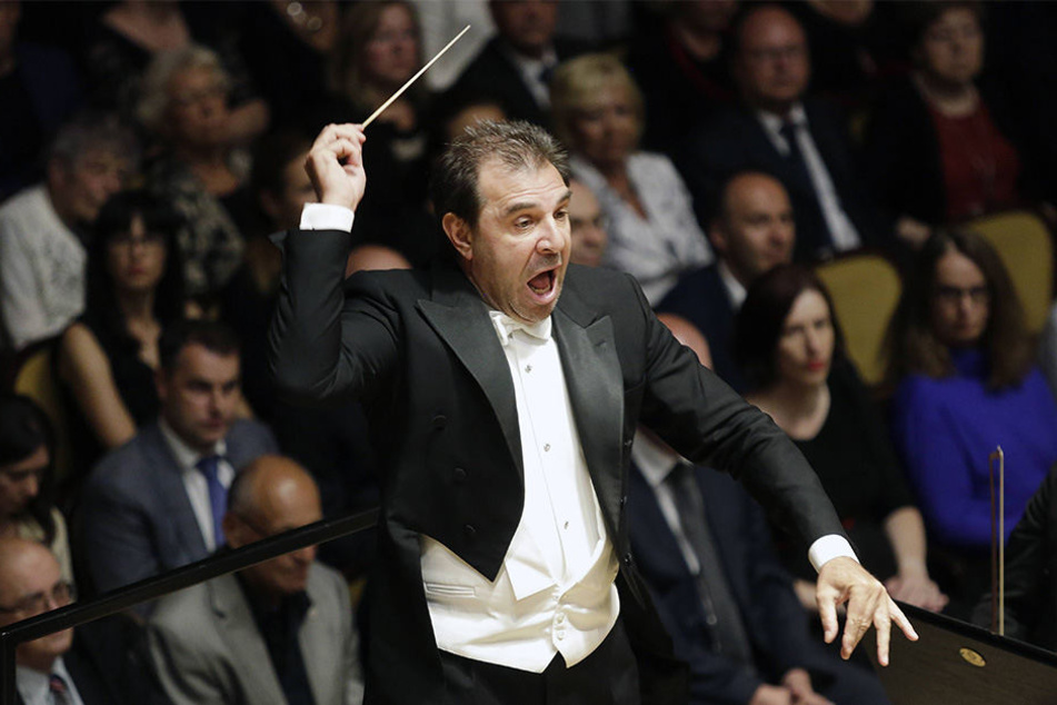 Dirigent Daniele Gatti (56) bei der Arbeit. Sachsens Spitzenorchester halten ihm vorerst die Treue. Bei neuer Faktenlage könnte sich das ändern.