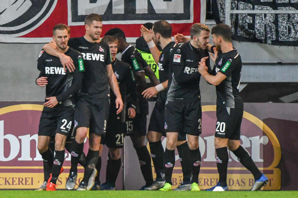 Die Kölner Spieler jubeln nach dem 1:3 in der 56. Minute.