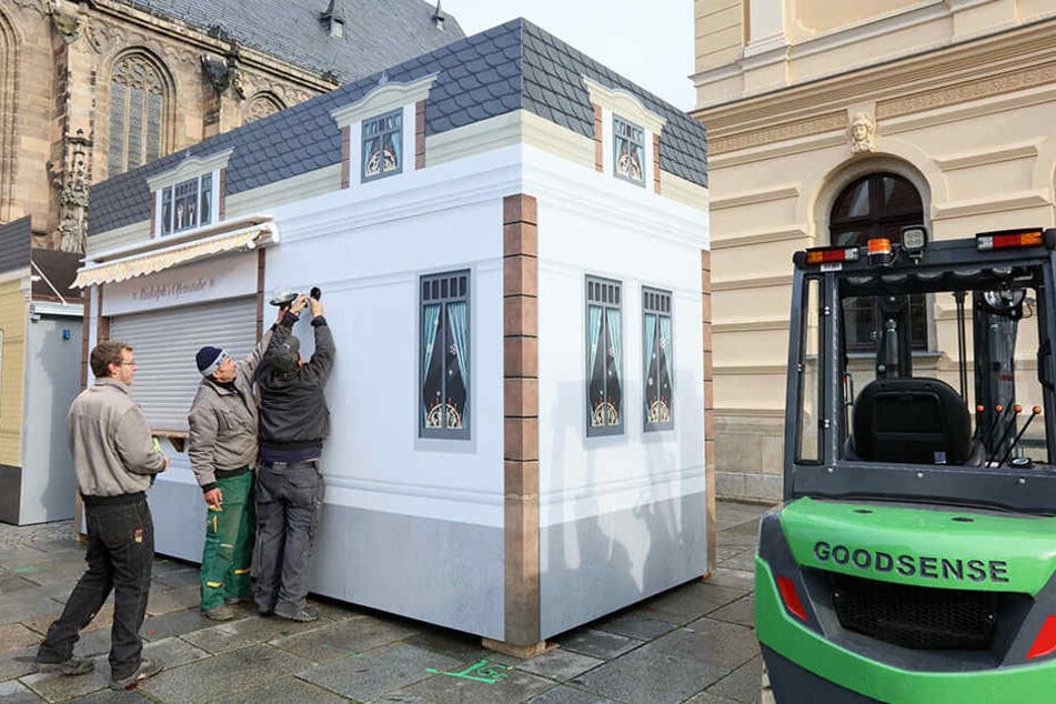 Es weihnachtet sehr seit Beginn der Woche im Zwickauer Domhof. Dort hat der Aufbau des Weihnachtsmarktes begonnen.