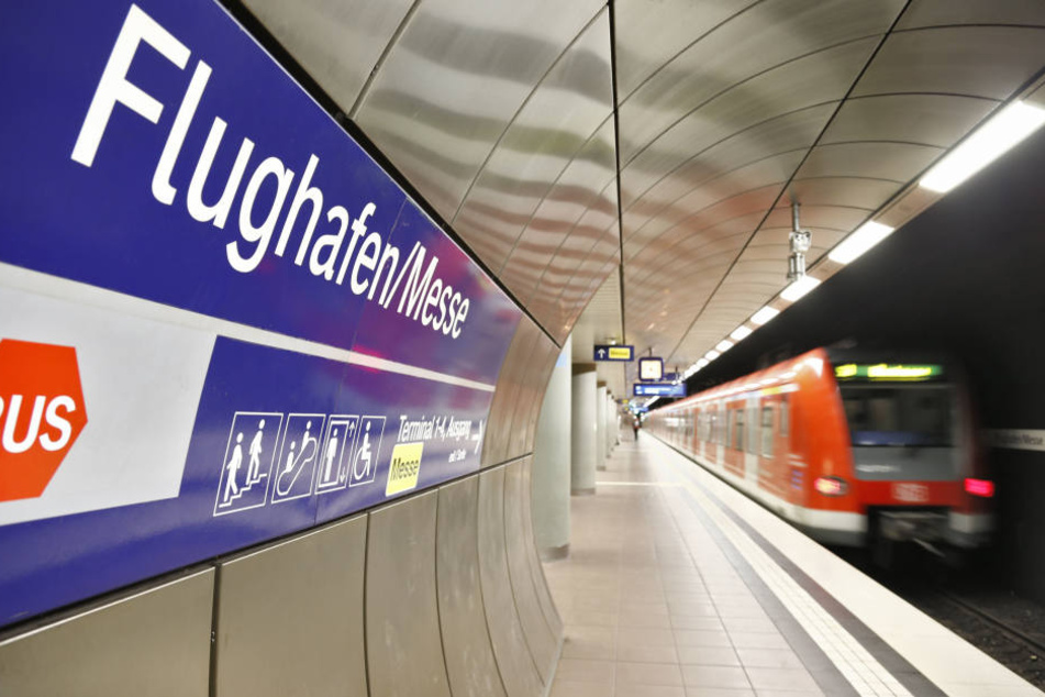 Eine S-Bahn fährt in die S-Bahnstation Flughafen/Messe am Flughafen in Stuttgart ein.