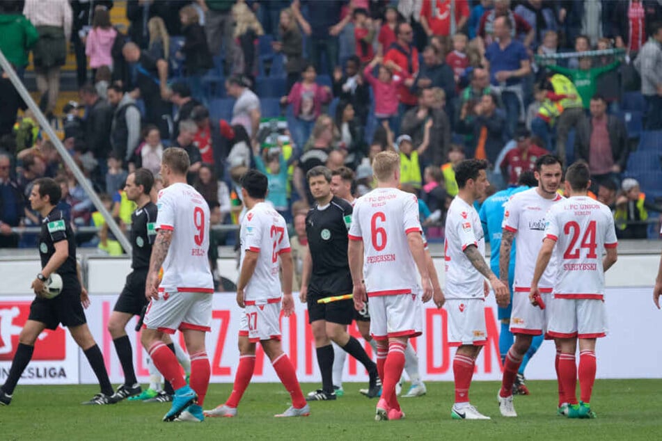 Mit gesenkten Köpfen stehen die Spieler von 1. FC Union Berlin auf dem Platz der HDI Arena.