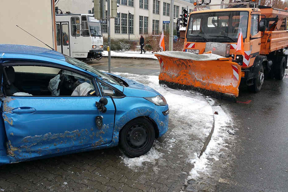 Der Ford und das Räumfahrzeug waren mitten auf der Kreuzung kollidiert.