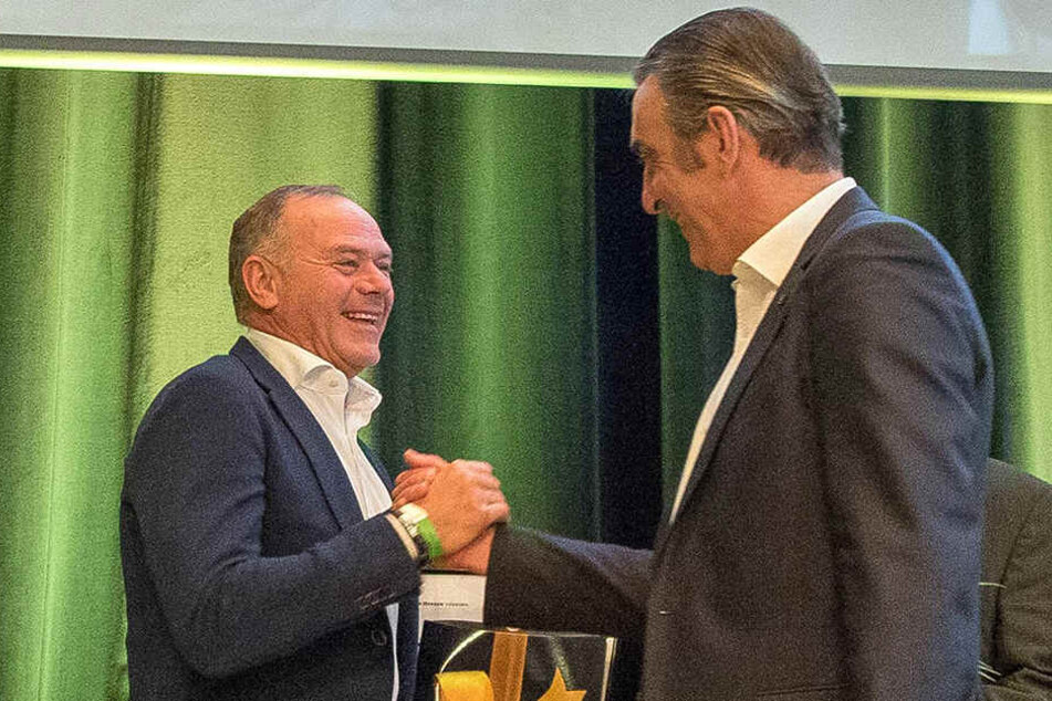 Ralf Minge gratuliert seinem ehemaligen Mitspieler Hartmut Schade, der zum Ehrenspielführer der SGD ernannt wurde.