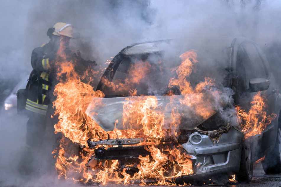Fahrer und Beifahrer konnten rechtzeitig aussteigen. (Symbolbild)