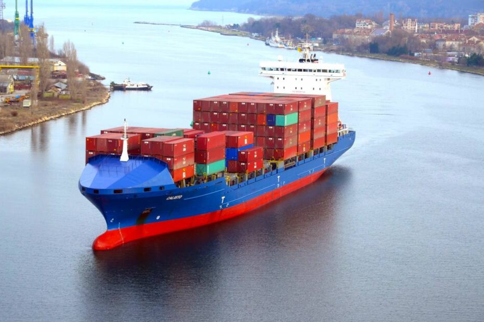 Das Frachtschiff Calisto läuft in den Port von Varna in Bulgarien ein und ist mit Containern beladen.