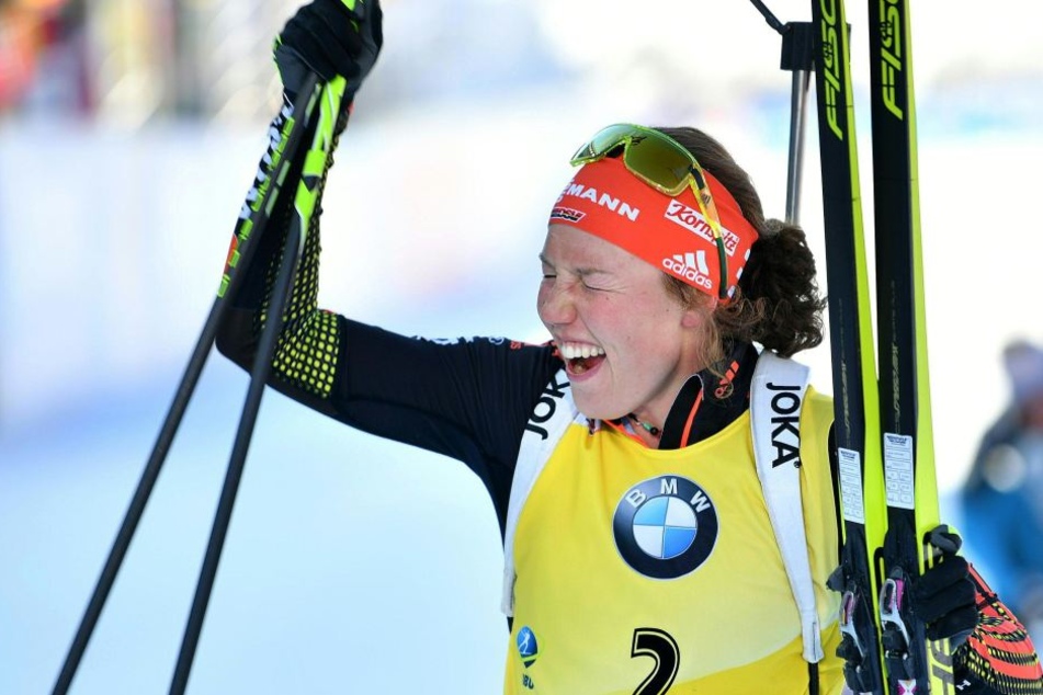 Laura Dahlmeier jubelt, nachdem sie bei der WM ihr fünftes Gold geholt hat.