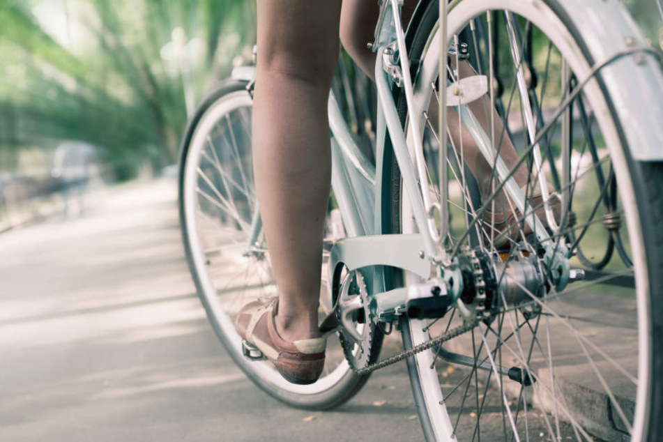 Das Mädchen war grade mit dem Fahrrad unterwegs. (Symbolbild)