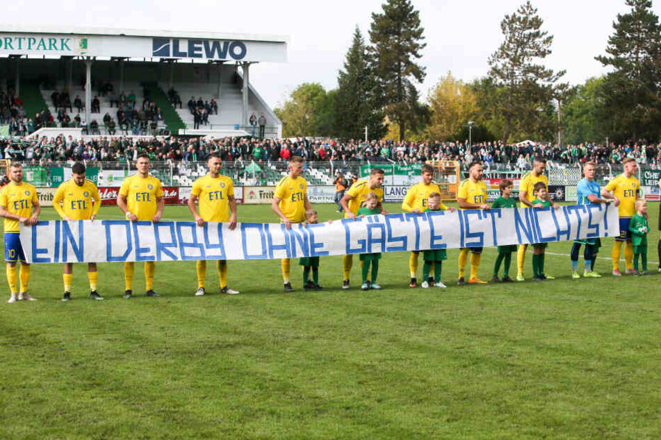 Lok hatte die Party boykottiert, brachte keine Fans mit, da die Sicherheitsbehörden ihnen nur 250 statt mindestens 500 Tickets zur Verfügung stellen wollte. Mit diesem Transparent zeigten die FCL-Spieler, was sie davon hielten.