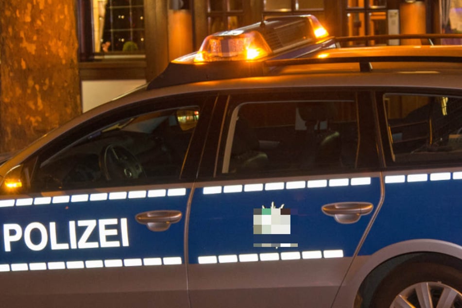Als die Polizei am Abend in der Wohnung eintraf, schlug der Mann die Beamten. Ein Polizist musste wegen Würgeverletzungen ins Krankenhaus. (Symbolbild).