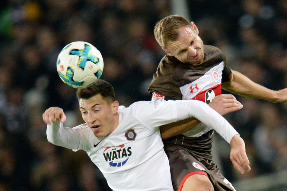 Pauli-Kapitän Bernd Nehrig (rechts) ging in jedem Spiel mit vollem Einsatz in die Zweikämpfe.