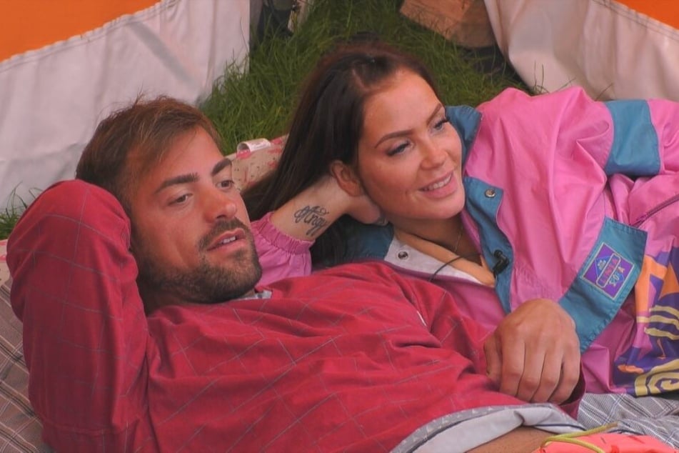 Kommen sich von Tag zu Tag näher und näher: "Love Island"-Muskelpaket Tobias Wegener (26) und der ehemalige "Köln 50667"-Star Janine Pink (32).