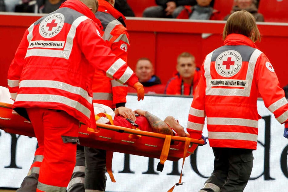 Mit heftigen Schmerzen im rechten Fuß musste Charles Aranguiz nach dem Foul vom Platz getragen werden.